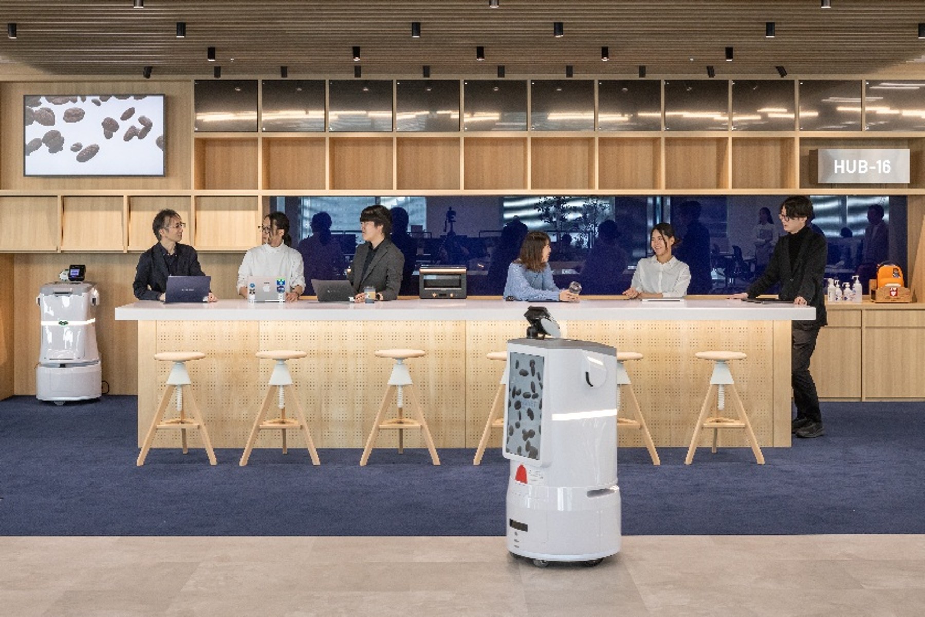 TOPPAN高輪オフィスのロボット配送(出典:TOPPANホールディングス)