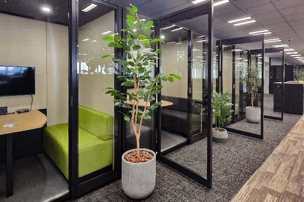 日本システム技術 新オフィスの少人数WEB会議ブース(出典:日本システム技術)